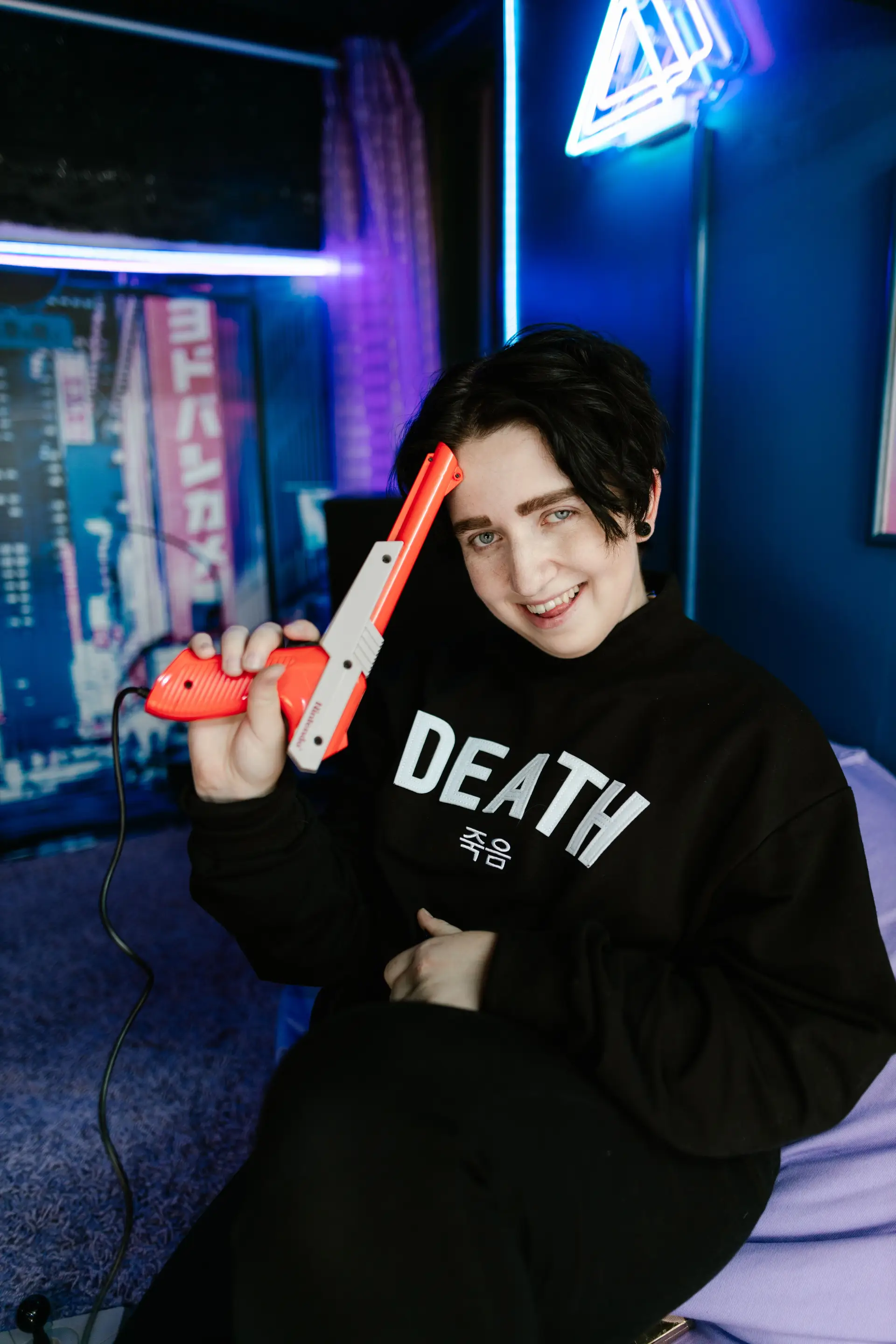 Fiktiver Streamer KenoFlak mit Neon-Accessoires