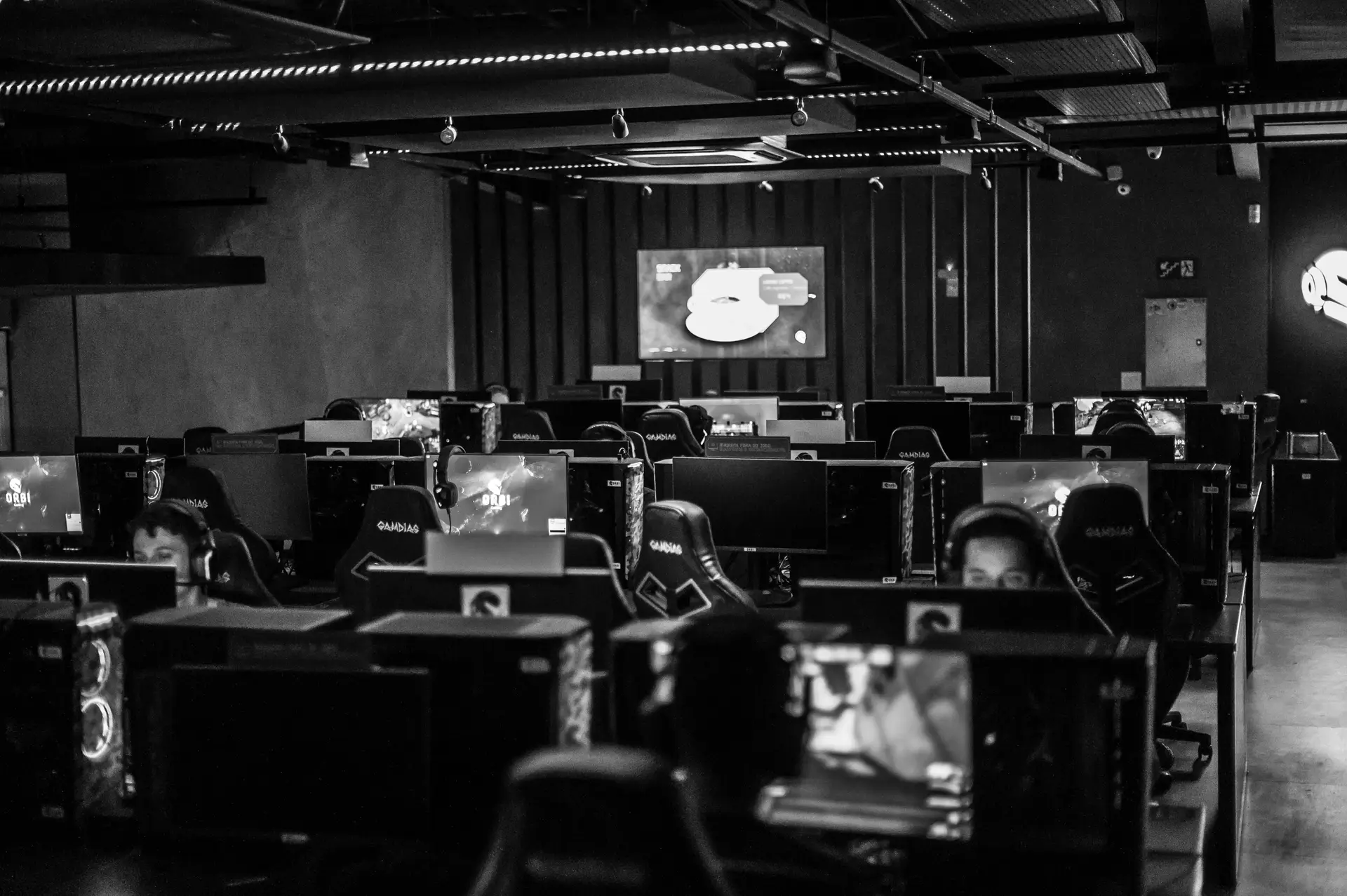 E-Sport-Studio in Schwarzweiß