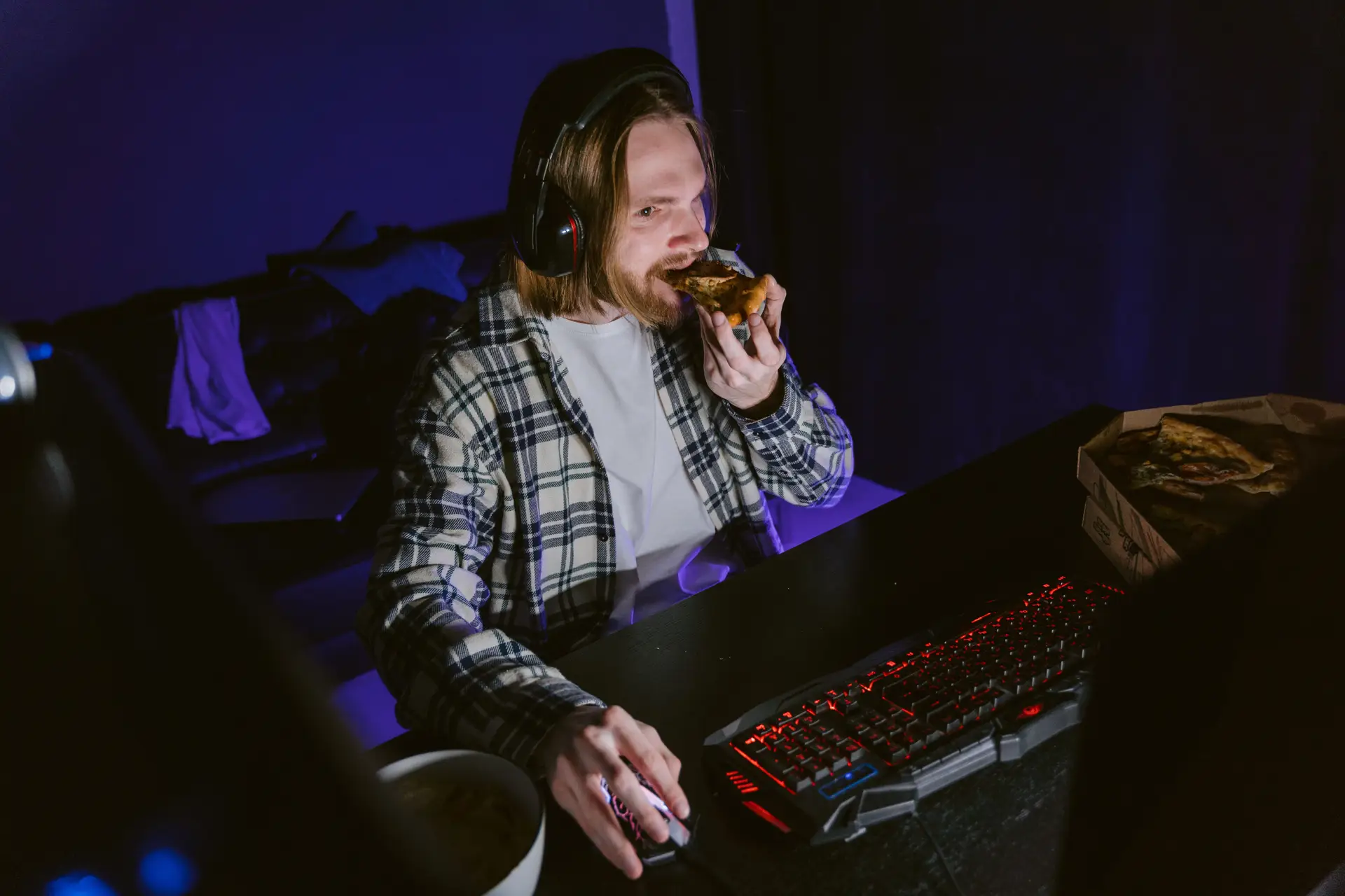 Gamer bei nächtlicher Session