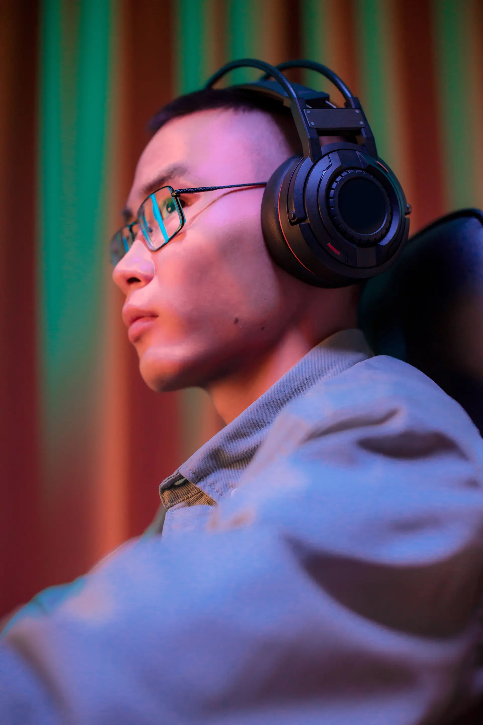 Fiktiver Lore-Streamer BalthazarRift mit Brille