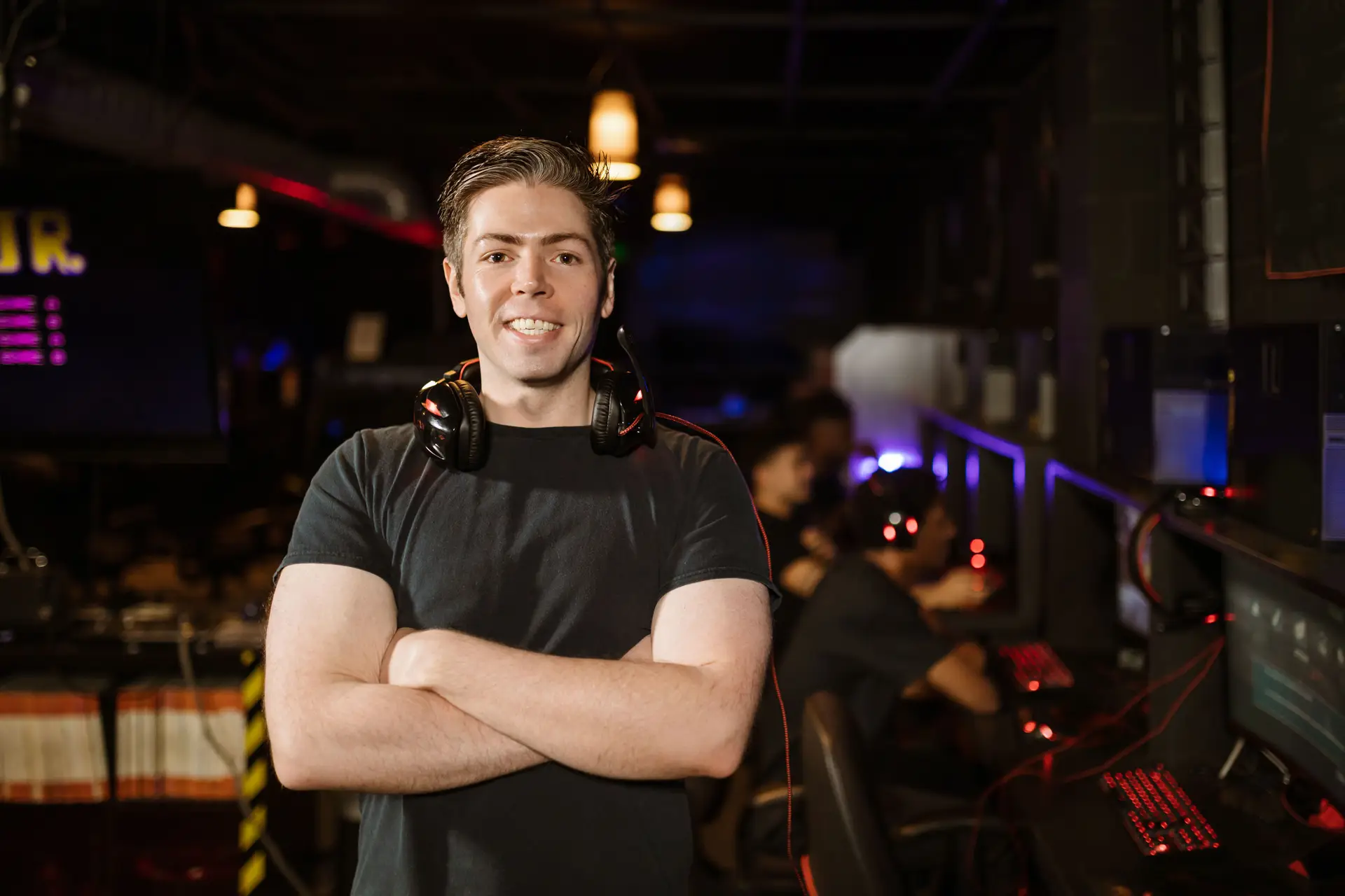 Streamer lächelnd am Monitor