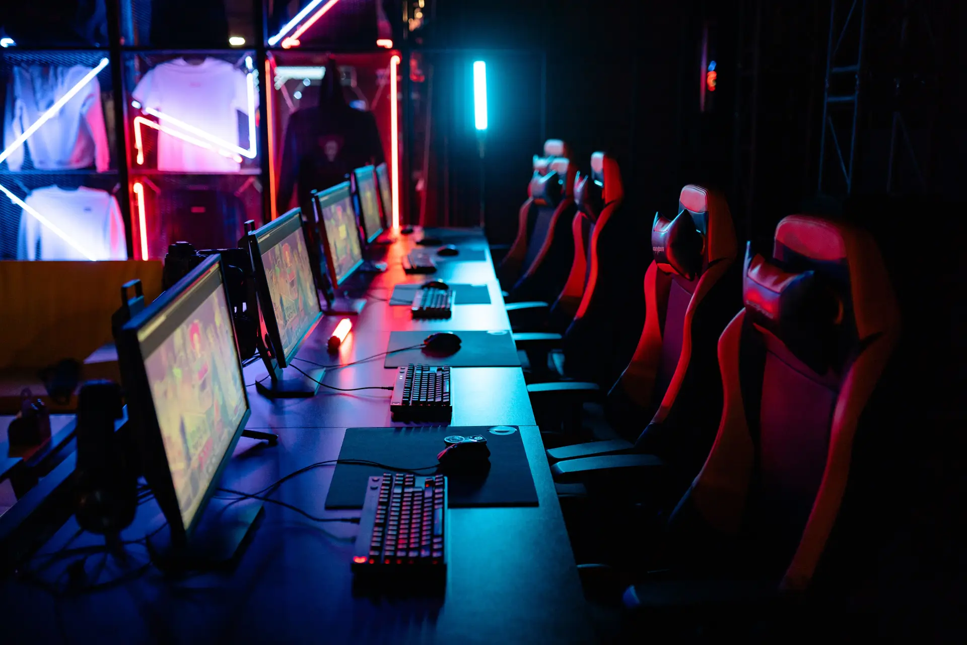 Gaming-Setup mit Beleuchtung